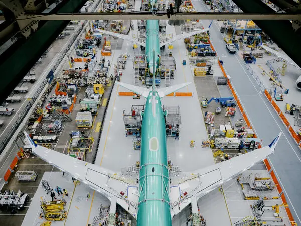 Pesawat Boeing terbang membelah awan dengan elegan